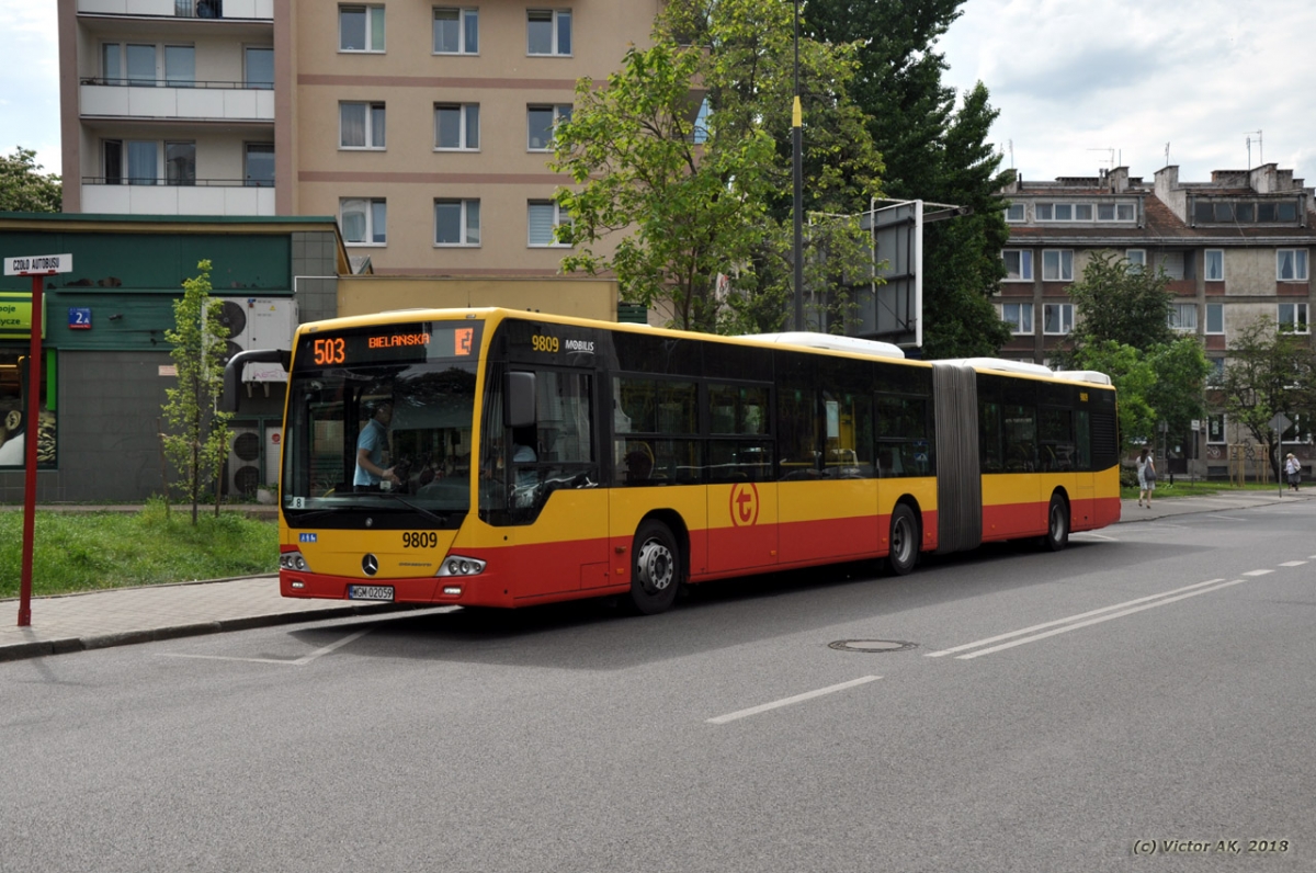 9809
503 na nowym dla siebie krańcu Bielańska; zawsze mnie zastawia sens wymiany krańców między "dwójkami" a 503 tutaj... może kwestia łatwiejszej infry pod budowę Ładowarki na Konwiktorskiej...? taka dywagacja...
Słowa kluczowe: ConectoG 9809 503 Bielańska