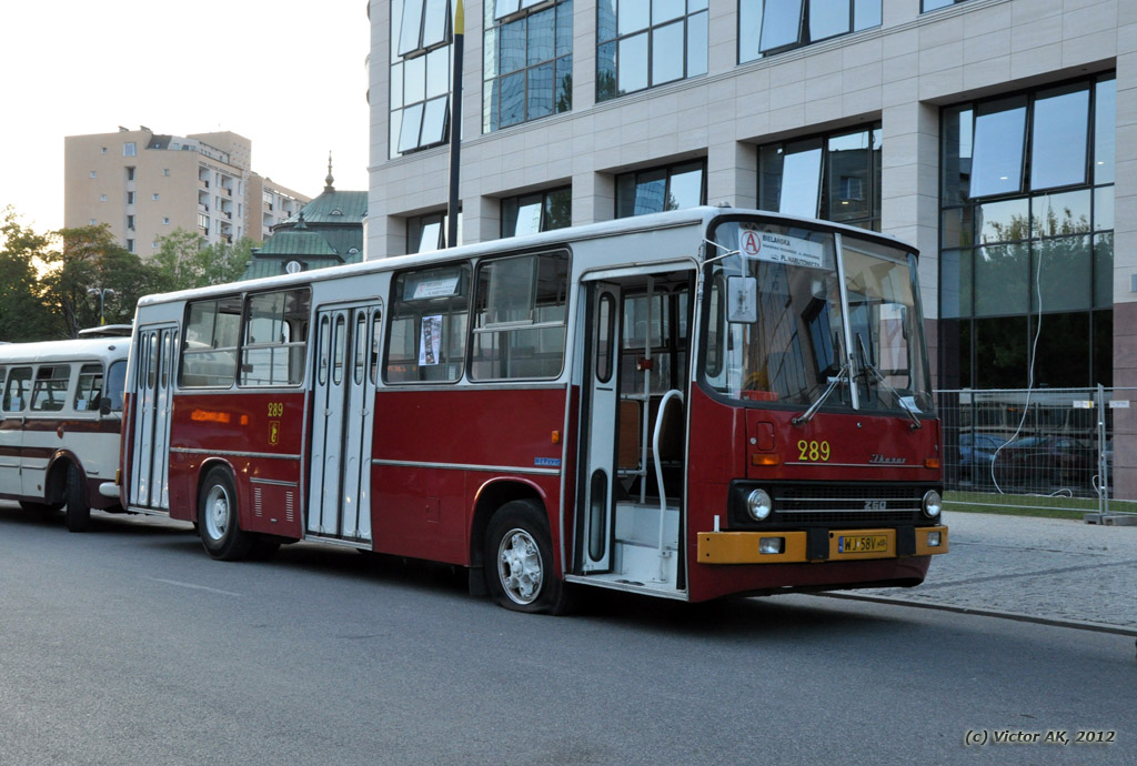 289
Noc Muzeów 2012; okazuje się, że podstawiony na imprezę autobus zaniemaga; kapć; spokojnie - dało się go uratować :)
Słowa kluczowe: Ik260 289 KMKM Bielańska