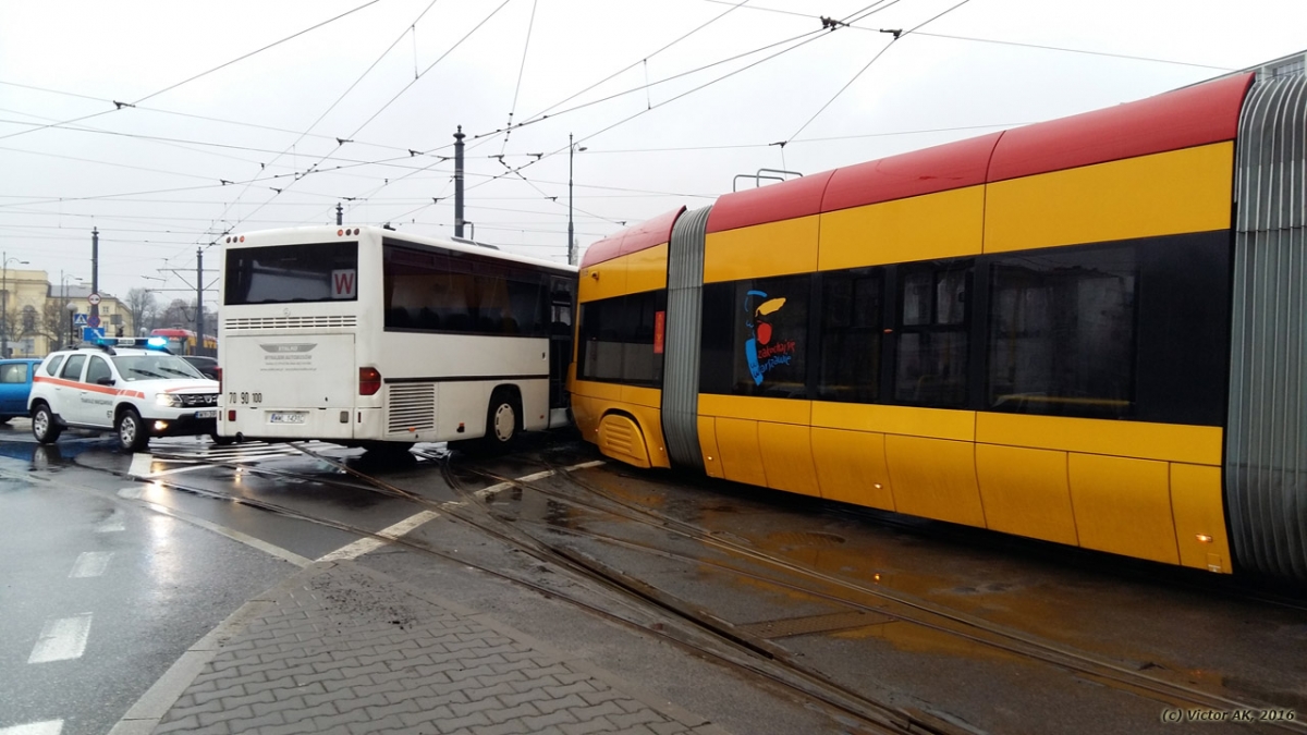 3139
Dzisiejsze spotkanie W oraz wagonu 120Na na Placu Bankowym; 3139 wymsknął się z toru jazdy, a prywatny autobus doznał urazów drzwi oraz klapy bagażowej; trudno powiedzieć czy nie poszła konstrukcja nośna; mimo wszystko wszystkie znaki na ziemi i pojazdach wskazują niewątpliwą winę kierowcy autobusu, który niestety wymusił pierwszeństwo przy prawoskręcie
Słowa kluczowe: 120Na 3139 35 Pl.Bankowy