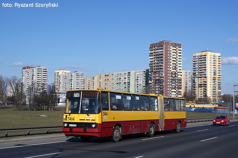 5414
Przebić się na środek było niełatwo. A potem jeszcze czekałem jak czubek na tego osobnika, licząc na to, że nic nie wjedzie w kadr. Voila! :-)
Słowa kluczowe: 5414 R-11 TrasaAK 112