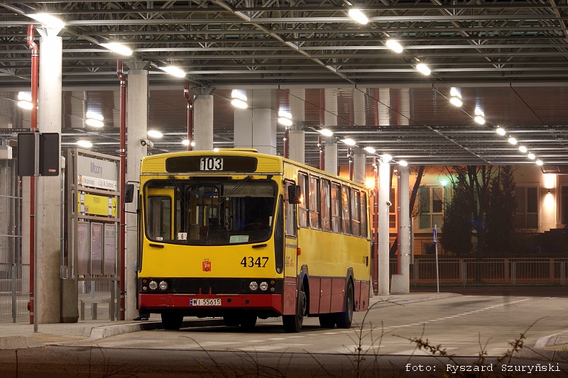 4347
Jeden z ostatnich kwadratów w Warszawie i stały bywalec szóstej brygady linii 103 oczekuje na odjazd z Młocin. To miejsce ma bardzo wdzięczne oświetlenie do fotografowania.
Słowa kluczowe: 120M 4347 103 MetroMłociny