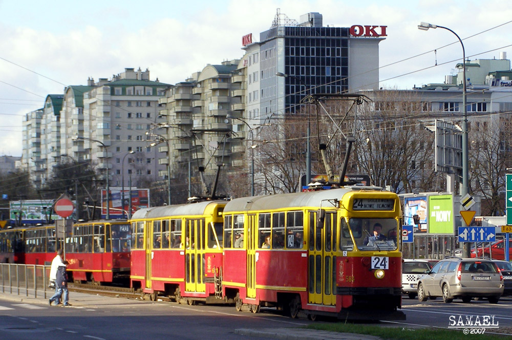 584+798
Właściwie zdjęcie zrobiłem przypadkiem. Bo mimo wszystko rzadki to był widok 13N na 24. Zazwyczaj widywałem na tej linii 105tki. W tle załapał się skład 20 w tym czasie kursujący na trasie Boernerowo-Plac Narutowicza.
Słowa kluczowe: 13N 584+798 24 Towarowa