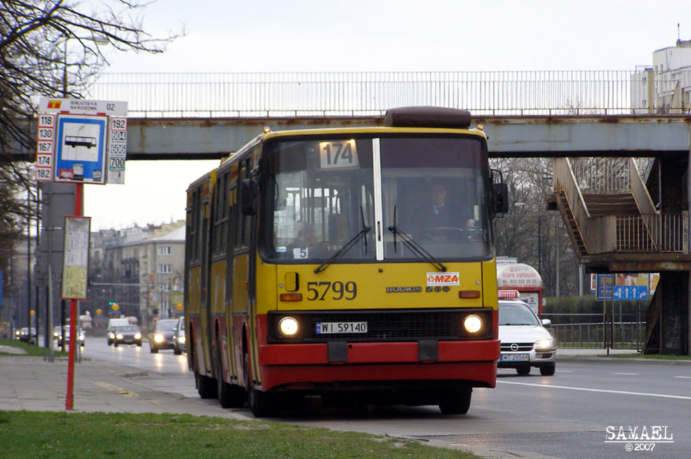 5799
W momencie robienia zdjęcia mógł stacjonować albo jeszcze na Woronicza albo już na Kleszczowej. 
Słowa kluczowe: IK280 5799 174 AlejaNiepodległości