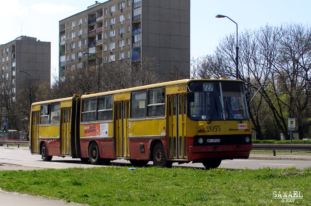 2055
Cztery miesiące po zrobieniu tej fotografii pojazd został skreślony ze stanu. Rocznik 1991 przez pierwsze cztery lata wpisany na stan zajezdni R-12, by następnie do końca służyć w R-7.
Słowa kluczowe: IK280 2055 727 Puławska