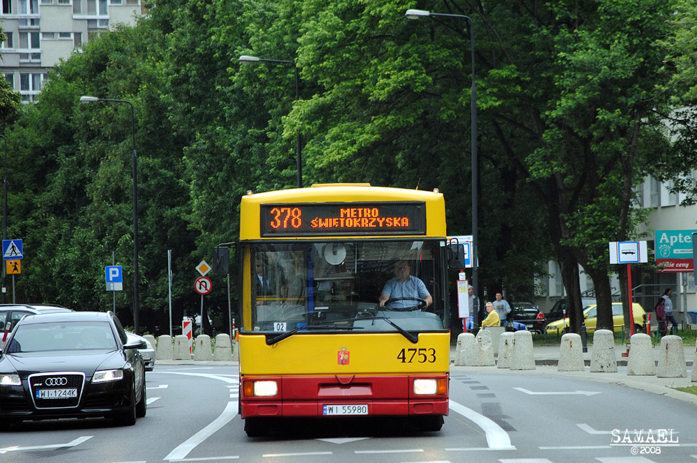 4753
Wóz wpisany w 1997 roku na stan R11, w 2005 roku zasilił R6. Skreślony w grudniu 2013. Numer linii 378 pojawił się na warszawskich ulicach w latach 1978-1980 oraz od maja do czerwca 2011 roku. Tu w ostatnim dniu kursowania linii.
Słowa kluczowe: M121M 4753 378 Grzybowska