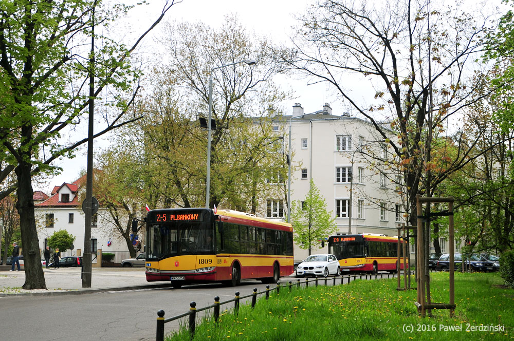 1809
Stalowa w obsłudze zastępczej linii w związku z wymianą torowiska tramwajowego na ul. Andersa. Tymczasowa pętla na placu Inwalidów.
Słowa kluczowe: SU12 1809 Z-5 PlacInwalidów