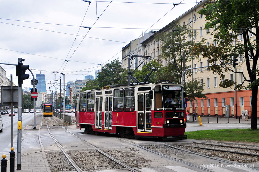 1000
Linia DM1 została uruchomiona z okazji Światowych Dni Młodzieży. Co drugi kurs realizowany jest pojazdem zabytkowym. 
Słowa kluczowe: 105N 1000 DM1 PlacNarutowicza