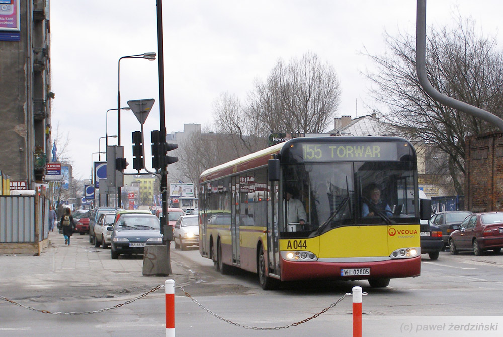 A044
Panie Administratorze: zdjęcie się nie kwalifikuje bo słupki i ten drut u góry wystaje. Ale po pierwsze nie ma Veolii jako przewoźnika, a po drugie - nie ma po lewej rezydencji ZTM :) Myślę, że to są wystarczające powody, żeby to zdjęcie zostawić :)
Słowa kluczowe: SU15 A044 155 Grzybowska