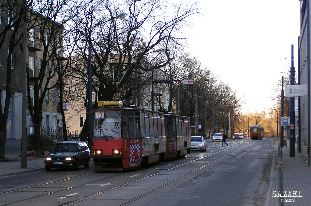 2014+2015
Stary układ torów na ulicy Młynarskiej (przed przesunięciem na wschodnią stronę ulicy) i 13 jadąca w stronę Kawęczyńskiej. Linia 13 pojawiła się na Młynarskiej w 1950 roku, na przestrzeni lat zmieniała zachodni kraniec trasy (kolejno Koło, Nowe Bemowo, Huta, Metro Marymont, by na koniec wrócić na Koło) podczas gdy wschodni kraniec pozostawał bez zmian. Zniknęła w 2011 roku by potem znowu pojawić się w 2014 roku na tej samej trasie (na wniosek pasażerów). 
Słowa kluczowe: 105Na 2014+2015 13 Młynarska