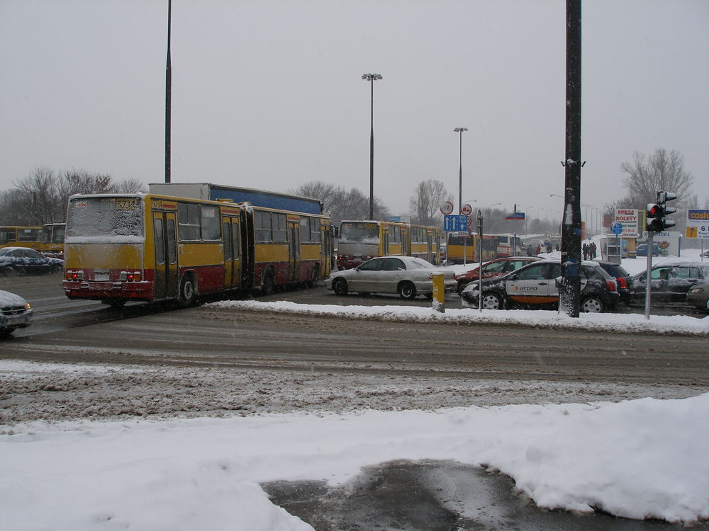 5734
Stalowy Ikarus 280.70E #5734 oczekuje w kolejce autobusów na możliwość wymiany pasażerów na przystanku Konwaliowa. 

Nieistniejący autobus, nieistniejąca linia, bardzo nieaktualna pogoda, a i kolejki autobusów do przystanku Konwaliowa też się raczej nie zdarzają. Jedynie korki na Modlińskiej i Konwaliowej/Kowalczyka od święta zdarza się jeszcze zobaczyć. Niniejszym witam użytkowników galerii Współczesnej. Będę tu wrzucał nieco mniej zdjęć niż na Podróżach, przynajmniej na razie. Mam nadzieję, że moje fotki sie Wam spodobają i będą wnosiły coś nowego...

fot. Rafał Muszczynko
Słowa kluczowe: IK280 5734 801 Modlińska