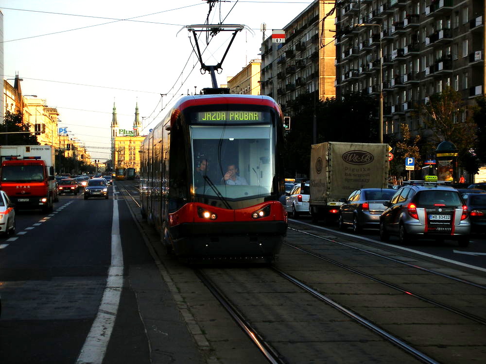 3101
120N na testach homologacyjnych

Pierwsza Warszawska Pesa 120N Tramicus, przyłapana podczas pierwszego dnia testów homologacyjnych na Warszawskich ulicach. Tramwar twierdzi, że 18 lipca odbyły się tylko testy na zajezdni. Moje zdjęcie udowadnia, że tego pojazd wyjechał przynajmniej na jedno kółko na warszawskie tory. W środku znajdowali się pracownicy TW oraz mnóstwo worków z piaskiem udających pasażerów. Z lewej strony kadru widać też "zabezpieczenie techniczne" podążające za tramwajem.

Zdjęcie wrzucam do Galerii R3 i podpisuję numerem bocznym 3101, choć w momencie robienia zdjęcia pojazd nie miał jeszcze numeru i chyba nie był nawet na stanie Tramwajów Warszawskich.

fot. Rafał Muszczynko
Słowa kluczowe: 120N 3101 Marszałkowska