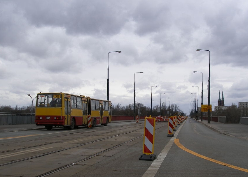 5518 
Kleszczowy Węgierski przegub z automatem na Z-1 podany po Brytyjsku, czyli remont torowiska na trasie WZ. 

O ile sam remont poszedł dość sprawnie, a pozostawienie przejazdu autobusom z odwróceniem kierunków ruchu, zmianami w sygnalizacji i tymczasową pętlą tramwajową można nawet uznać za wzorcowe i godne naśladowania, o tyle sama jakość robót wykonanych tam woła o pomstę do nieba i kary dla wykonawcy. Asfalt i szyny (z otulinami z gumy) na moście poprawiane były zdaje się już chyba 3 razy, a jak widzę ich stan obecny, to wszystko wskazuje na konieczność kolejnych napraw w całkiem niedalekiej przyszłości.

fot. Rafał Muszczynko
Słowa kluczowe: IK280 5518 Z-1 MostŚląskoDąbrowski TrasaWZ