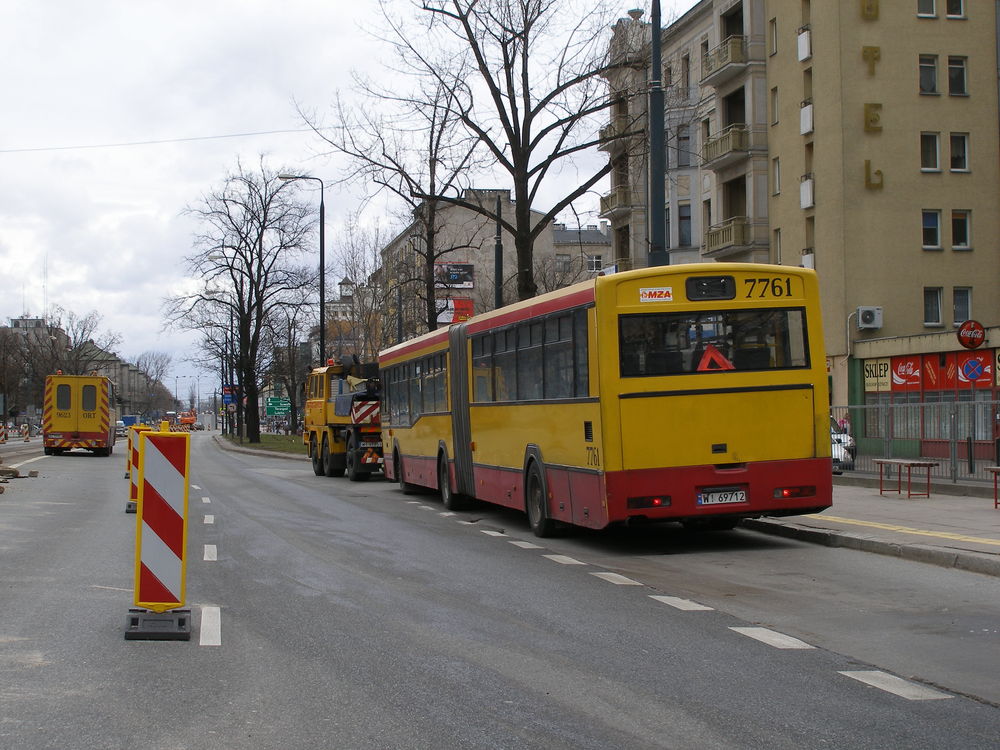 7761 na holu
Odkurzacz 7761 nie dotrwał do końca zmiany (bodajże na 190, ale pewności nie mam) i rozkraczył się przy Miśkach. Ratunek próbował nieść stojący w tle Ikar 9623, ale ostatecznie zakończyło sie holowaniem pojazdu przez Tatrę. 

fot. Rafał Muszczynko
Słowa kluczowe: M181M 7761 ParkPraski