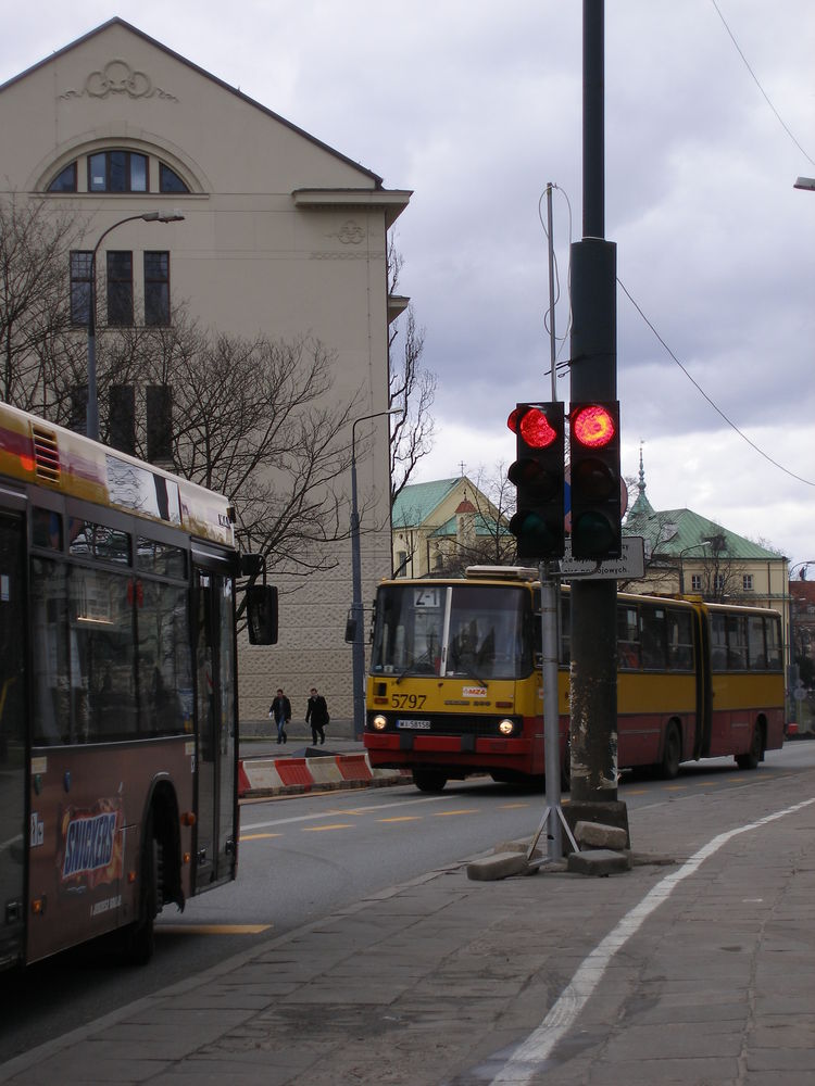 5797 i 3301
Dwie epoki pojazdów ze Stalowej mijają się na odcinku o ruchu wahadłowym na trasie WZ.

Ogólnie remont tego torowiska to był dobry moment by ruszyć na miasto, bo taborem obsługującym linie w związku z tymi objazdami tasowano jak dobrą talią kart. Stalowa akurat w tej części miasta w ogóle nie dziwi, ale zdarzały się o wiele ciekawsze obsady brygad.

fot. Rafał Muszczynko
Słowa kluczowe: NG313 3301 190 IK280 5797 Z-1 alejaSolidarności