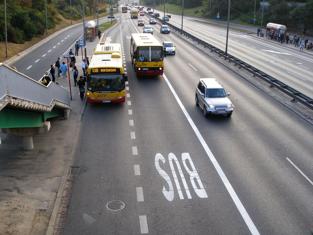 A573 i 9063
Grodziowa Skakanka #A573 wymienia pasażerów w zatoczce, będąc jednocześnie wyprzedzana przez szkoleniowego Ikara 260 #9063. Wszystko to ma miejsce pierwszego dnia funkcjonowania buspasa na Trasie Łazienkowskiej - 22 września 2009 roku.

A tak przy okazji - 2009 rok to jedyny rok w historii Warszawy, gdy ta faktycznie obchodziła Europejski Dzień Bez Samochodu. Nie udawała, że obchodzi pozując do zdjęć, ale faktycznie obchodziła zamykając coś dla samochodów by zachęcić do przesiadki do innych środków transportu. Miło, że efekt powyższego trwa do dziś, a krzykacze wieszczący armegedon zostali zignorowani. Zresztą - w 2015 roku się okazało, że nie tylko jeden pas można zabrać z tego mostu, lecz wręcz da się go zamknąć w całości, równolegle remontując most Grota i ograniczając ruch na Śląsko-Dąbrowskim - i też życie w mieście toczy się dalej.

fot. Rafał Muszczynko
Słowa kluczowe: CN270UB OmniCity A573 Ik260 9063 PlacNaRozdrożu TrasaŁazienkowska