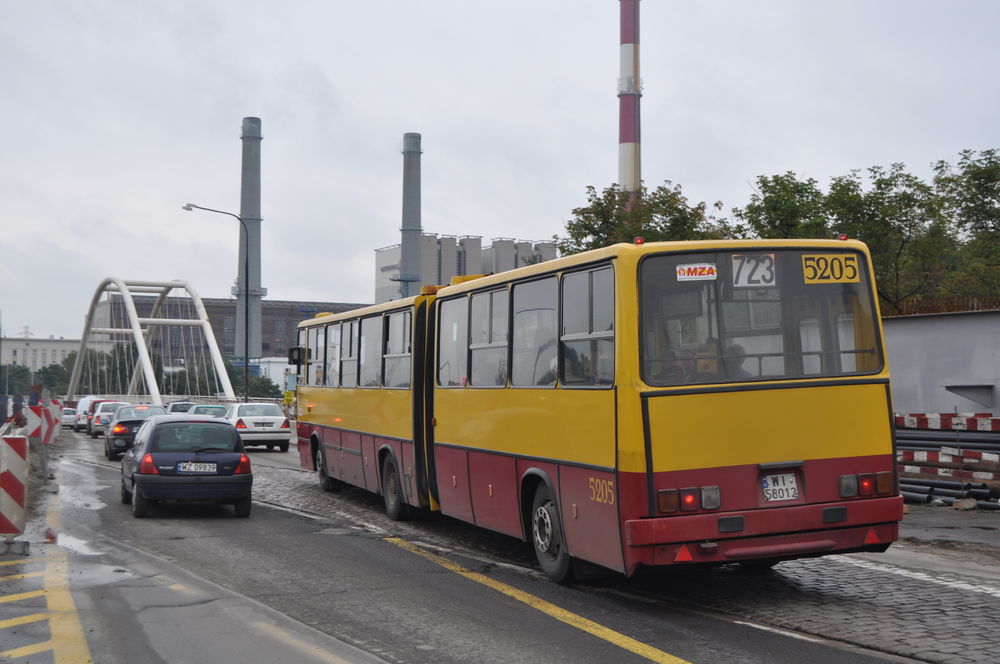 5205
Stalowy Bizon przecina zatokę przystanku Kanał Żerański i wjeżdża na tymczasową jezdnię ulicy Modlińskiej. Wiadukt, którym pojedzie za moment to rezerwa pod przyszłą trasę tramwajową łąćzącą pętlę Żerań FSO z Tarchominem i trasą tramwajową na moście Północnym.

Ciekawe czy rzeczona trasa powstanie za mojego życia? Znając "zamiłowanie" miasta do tramwajów i to ile lat miasto kończyło np. trasę na Powstańców Śląskich, może być, że tramwajem po Modlińskiej nie pojadę. Szkoda, bo warszawskie "przecinaki" to bardzo niedoceniany środek transportu. Warszawska sieć jest bardzo duża i dzięki temu ma ogromny (niestety marnowany) potencjał stać się szkieletem komunikacji zbiorowej w mieście, ważniejszym nawet niż metro, bo dostępnym w większej ilości relacji i korytarzy transportowych. 

fot. Rafał Muszczynko
Słowa kluczowe: Ik280 5205 723 Modlińska KanałŻerański