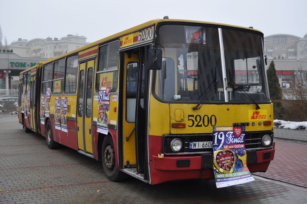 5200
Bizon 5200 nie miał łatwego życia. Kupiony za środki gminy Warszawa-Centrum (kiedyś Warszawa nie skłądała się z dzielnic, a gmin) z początku nie należał nawet do MZA, choć od początku stacjonował na Ostrobramskiej. Z powodu dziwnego stanu własności pojazd zaliczył epizod w firmie Akpol, która dzierżawiła wozy od gminy, by zarabiać na jeżdżeniu nimi po trasach ZTM. Firma Akpol okazała się być niezbyt poważna i zbankrutowała zostawiając "swój" tabor w stanie niezdatnym do użytku. Miasto nie wiedziało co z takim "kukułczym jajem" zrobić. Dlatego ostatecznie wozy trafiły jednak na własność MZA, które musiało przywrócić im świetność. Ten konkretny trafił na Ostrą, gdzie służył do lutego 2011 roku. 

Na koniec swojego żywota wóz został wytypowany do bicia rekordu w przeciążaniu Ikarusa - niestety impreza była za słabo rozreklamowana i zabrakło chętnych do "dopełnienia" autobusu. Wtedy weszło w niego sporo ponad 200 osób, ale miejsca było conajmniej na kolejną setkę. Mimo to widać było, że konstrukcja nienajlepiej zniosła tę próbę - pojawiły się nowe pęknięcia, stopnie pośrednie nieznacznie zmieniły geometrię... Dokładnie miesiąc i dzień później wóz został skreślony ze stanu MZA.

fot. Rafał Muszczynko
Słowa kluczowe: IK280 5200 RatuszTargówek