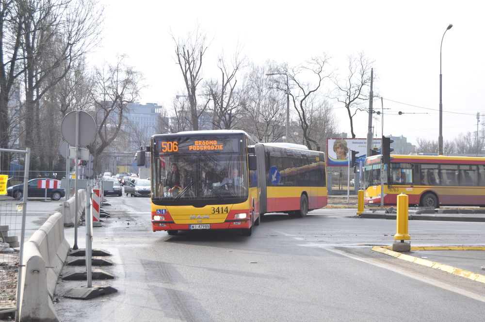 3414
Stalowy Lew w przechyle wjeżdża na objazd spowodowany budową stacji metra RondoDaszyńskiego
Słowa kluczowe: LionsCityG 3414 506 Karolkowa