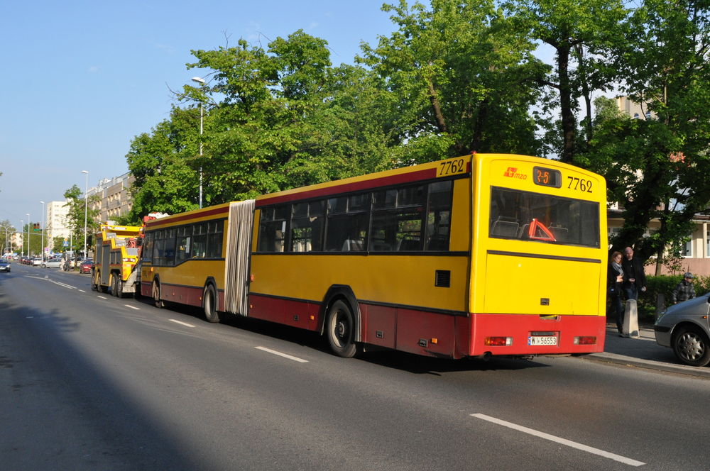 7762 na holu
Woroniczański MAN TGS 41.440 #301 ściąga odkurzaczową padlinę 7762 do zakładu macierzystego na Redutowej. 

fot. Rafał Muszczynko
Słowa kluczowe: M181M 7762 PogTech MANTGS41.440 301 Chełmska