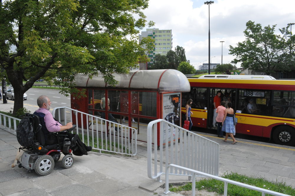 SU18
Kiedyś z Markiem Sołtysem znanym jako Szalony Wózkowicz, zrobiliśmy takie zdjęcie obrazujące, że na taborze problem osób z niepełnosprawnościami się nie kończy. Warszawa ma sporo przystanków tramwajowych i autobusowych, które są dla wielu osób niedostępne, bo bronią ich schody, wysokie kraweżniki lub chodnik tak wąski (z koszem i/lub słupkiem przystankowym na środku), że wózkiem dojechać się do nich nie da. Tymczasem mam wrażenie, że problem ten jest bagatelizowany.

p.s. Zdjęcie wrzucam do Freestyle, bowiem nie znam numeru bocznego autobusu (nie załapał się do kadru), a co za tym idzie nie jestem w stanie go przyporządkować sensownie do odpowiedniego albomu. 

fot. Rafał Muszczynko
Słowa kluczowe: SU18 188 AlejaStanówZjednoczonych