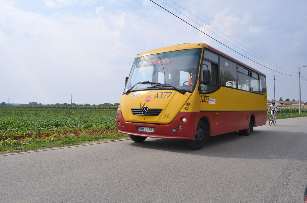 A377
Skrót PKS w środowiskach rowerowych jest rozszyfrowywany jako Przyjaciel Kolarza Szosowego. Jednak w tym przypadku nie zdziwiłbym się, gdyby widoczny na zdjęciu cyklista raczej zabierał się do wyprzedzania Soliny niż korzystał z cienia aerodynamicznego za nią.

fot. Rafał Muszczynko
Słowa kluczowe: H7-20 Solina A377 Rosochata