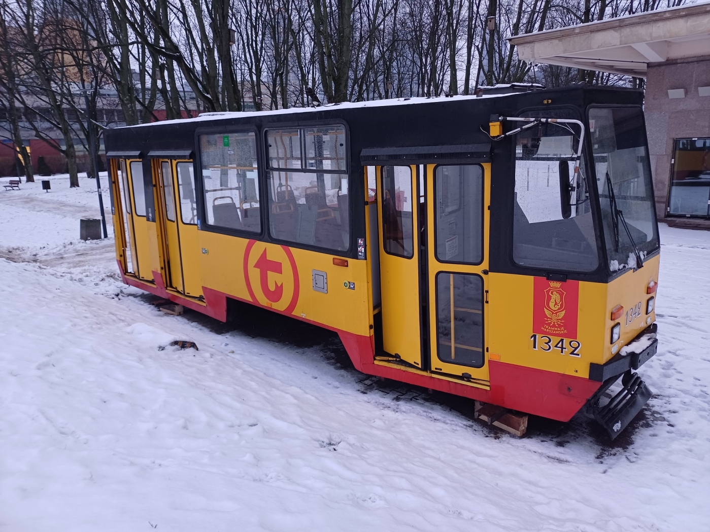 1342
Wagon 1342 zaparkowany na tyłach PDT Wola. Pojazd stał tam tylko kilkanaście godzin. Docelowo ma stać się elementem wystroju wnętrza w PDT Wola.
Słowa kluczowe: 1342