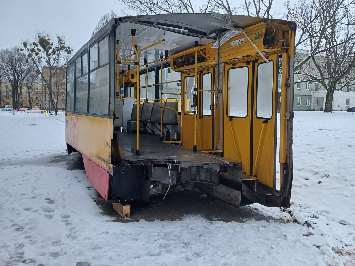 1342
Wagon 1342 zaparkowany na tyłach PDT Wola. Pojazd stał tam tylko kilkanaście godzin. Docelowo ma stać się elementem wystroju wnętrza w PDT Wola.
Słowa kluczowe: 1342