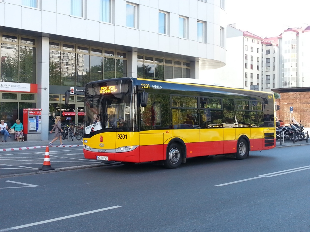 9201
Wygląda, że przejeżdżając pod siedzibą ZTM przypadkiem udało mi się sfotografować nowiutki tabor Mobilisu. Solaris Urbino U8,9 LE już z naklejką identyfikującą właściciela i numerami taborowymi (czyżby ZTM zrywał właśnie z tradycyjną numeracją u ajentów- Axxx?)

Przepraszam za jakość zdjęcia - robione czujnikiem zmierzchowym (komórką).

fot. Rafał Muszczynko
Słowa kluczowe: SU8,9LE 9201 Mobilis Żelazna