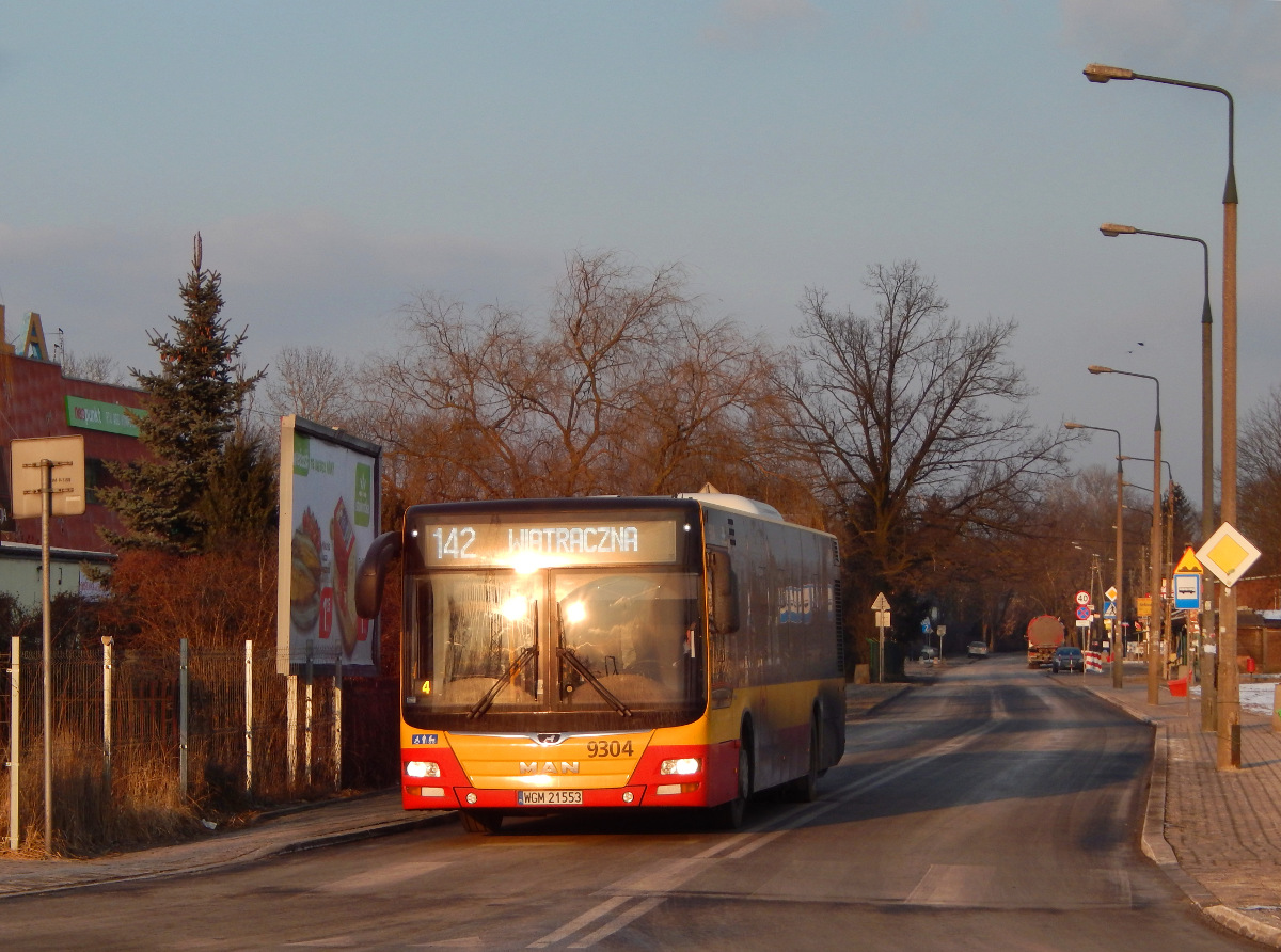 9304
Tego dnia na 142 można było spotkać 2 MANy. Tutaj podczas 10 minutowego oczekiwania na możliwość przejazdu przez przejazd kolejowy przy PKP Falenicy.
Słowa kluczowe: LionsCity B100 9304 142 Walcownicza