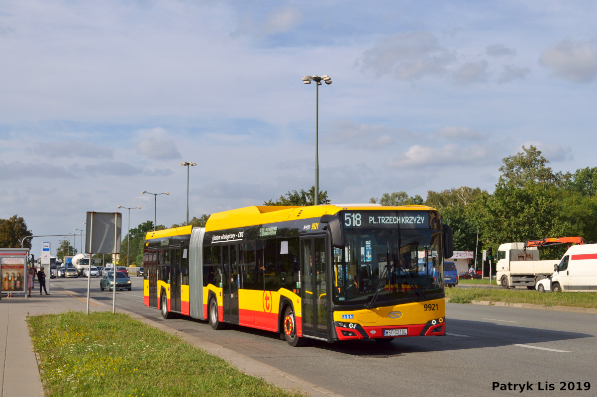 9921
No i 518 podobnie jak 175 stało się bardziej ekologiczne (przynajmniej całki), w DŚ zaś nowe Solarisy obstawiają część brygad na 186.
Słowa kluczowe: SU18IVCNG Modlińska 9921 518