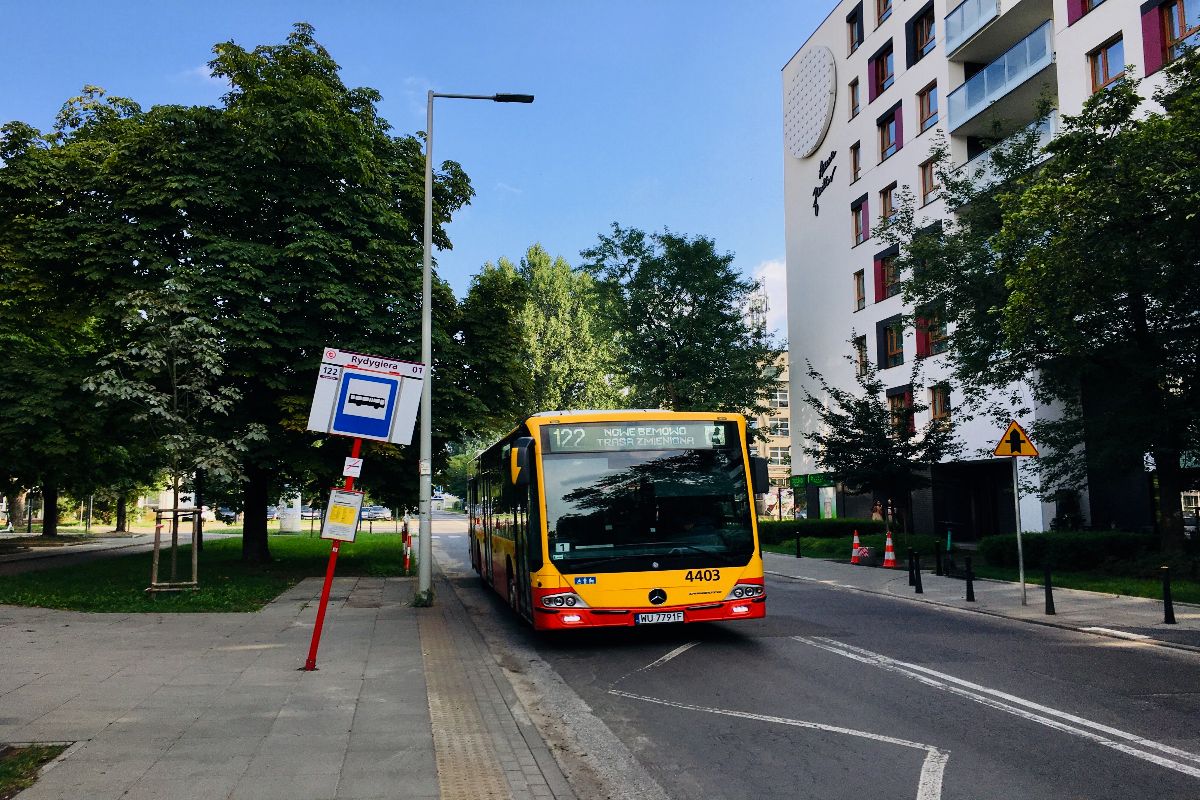 4403
Prace torowe na skrzyżowaniu ul. Broniewskiego i Krasińskiego spowodowały zmienione trasy.
Weekendowy 13-16.08.2022 r, powrót do przeszłości 122 z okresu 2008/2009r. http://www.trasbus.com/liniabus122.htm
Słowa kluczowe: Przasnyska 4403 122 Conecto