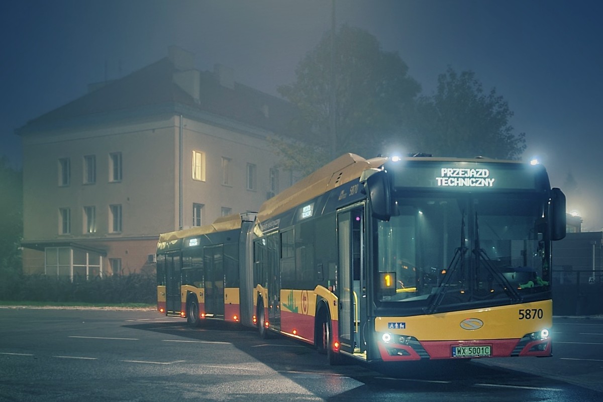 5870
Dzisiaj poranek mglisty, stworzył swój troszkę mroczny klimat na zajezdni ...
(za zgodą) Fb "Dziewczyna za kółkiem autobusu" 
Solaris Urbino 18 IV Electric prod. 2020. 
Słowa kluczowe: SU18IV 5870