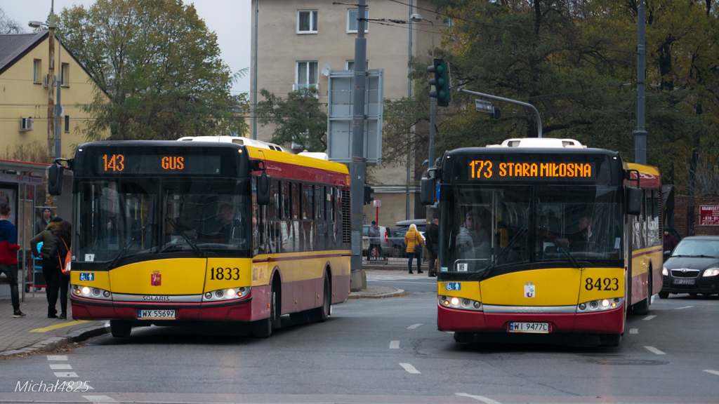 8423 1833
Dość ciekawie wygląda taka "zamiana ról". :D
W związku z dniem Wszystkich Świętych, niektóre linie (np. 173 lub 183) zostały zasilone przegubami, z powodu ich tras wiodących przy cmentarzach. Skutkiem wysłania większości osiemnastometrowców na kursy cmentarne i zasilenia było pojawienie się solówek na niektórych liniach "powszednich".
Warto również zwrócić uwagę na to, że przystanek Wiatraczna 10 nie obowiązywał linii 141, 143, 188 oraz 523 z powodu krańcowania tam linii cmentarnych, zaś zamiast przystanku Wiatraczna 09 obowiązywał  widoczny na zdjęciu (Wiatraczna 03).
Słowa kluczowe: SU18 SU12 8423 1833 173 143 RondoWiatraczna