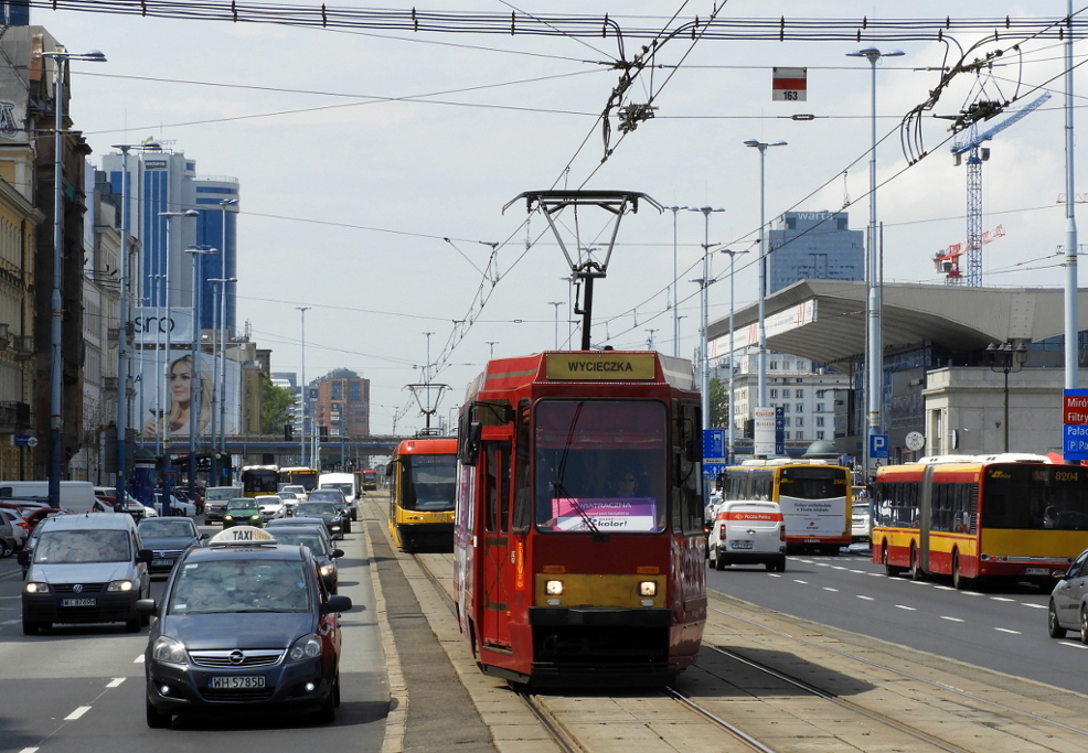 1006
Wagon promocyjny jako Wakacyjny Tramwaj Radia Kolor, który kursował w dniach 25-29 czerwca na trasie Plac Narutowicza - Wiatraczna.
Słowa kluczowe: 105Na 1006 AlejeJerozolimskie