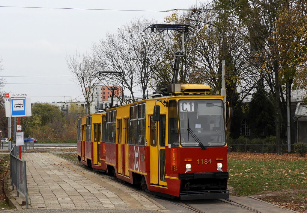 1184+1185
Skład 1184+1185 na jednej z dwóch uruchomionych w tym roku tramwajowych linii cmentarnych.
Słowa kluczowe: 105Na 1184+1185 C1 CmentarzWolski