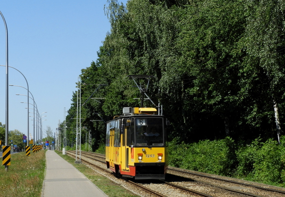 1243
Jeszcze w zeszłym roku wagon 1243 jeździł jako drugi w składzie z 1244. Po poważnym wypadku w maju 2017 na ul. Annopol wagony przez kilka miesięcy były odstawione na terenie R-4, aż w końcu pod koniec roku wagon 1243 przeszedł NG i od tego czasu jeździ jako solówka, a wagon 1244 do dziś stoi rozbity w zajezdni Żoliborz
Słowa kluczowe: 105Na 1243 6 Marymoncka