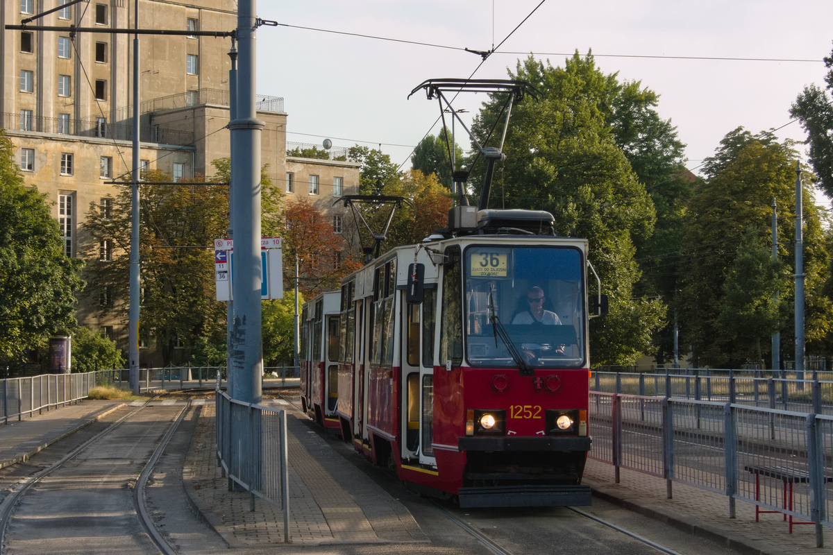 1252+1251
Słowa kluczowe: 105Na 1252+1251 placNarutowicza