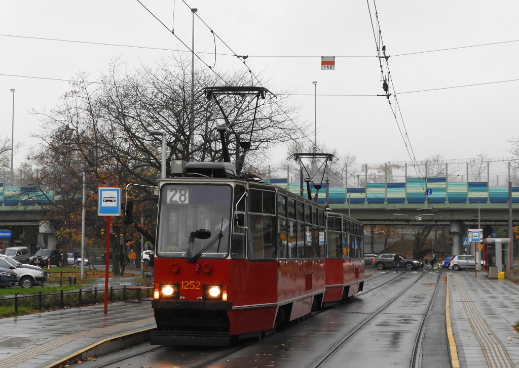 1252+1251
W ostatni czwartek i piątek skład 1252+1251 pojawił się na linii 28. Dotychczas po ostatnim remoncie można było go spotkać wyłącznie na brygadzie 12/15 (nie licząc linii z okazji WOŚP i 36).
Słowa kluczowe: 105Na 1252+1251 28 Jagiellońska 