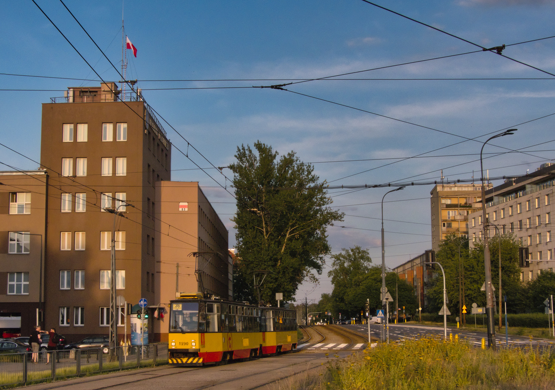 1290+1289
Skład 1290+1289 wyjechał na linię turystycznej 36 w związku z awarią 795 i brakiem innych wagonów zabytkowych w rezerwie. Dzień później sytuacja się powtórzyła, tym razem 1290+1289 zastąpił 1252+1251. 
Słowa kluczowe: 105Na 1290+1289 Słowackiego