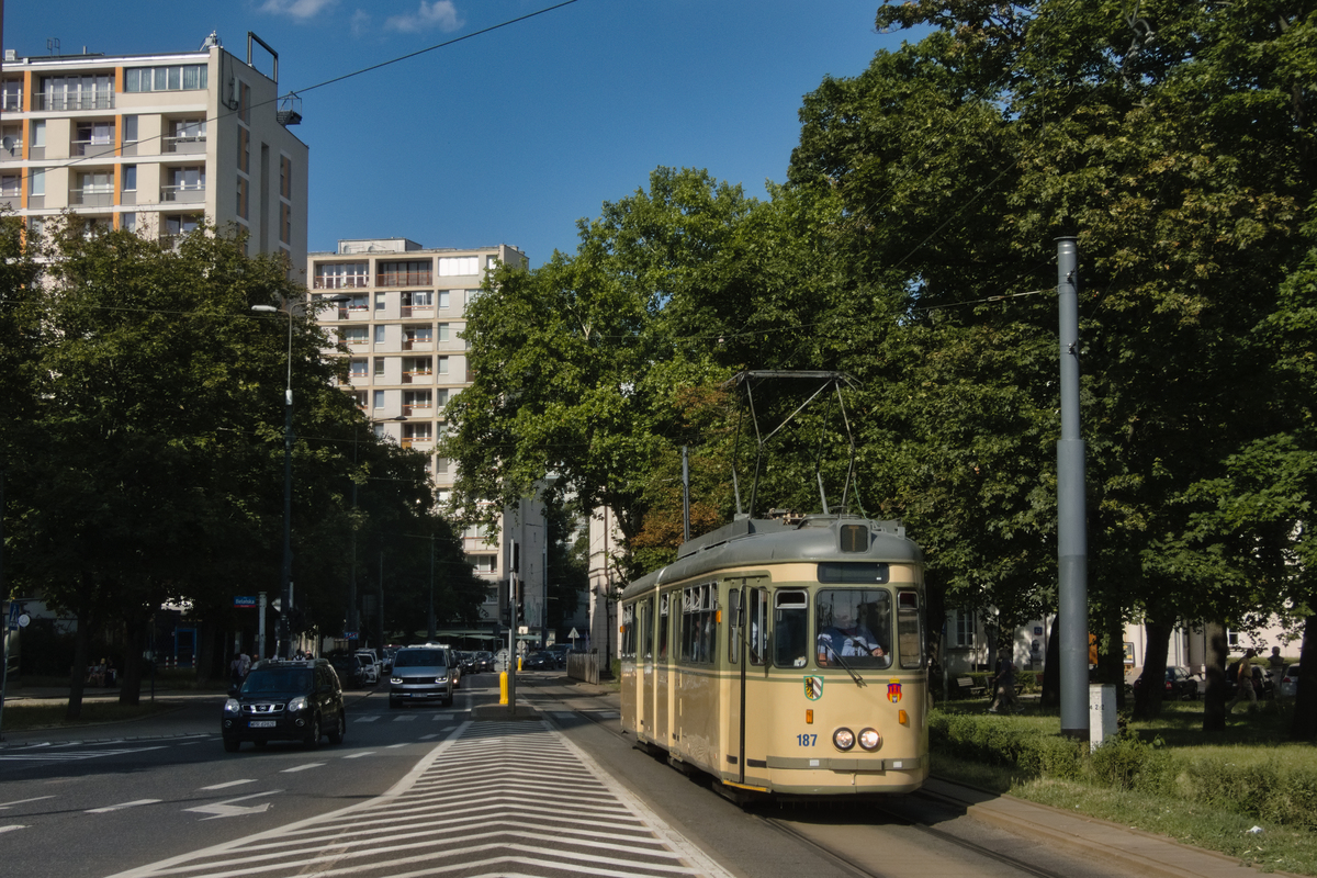 187
Wagon GT6 nr 187 wypożyczony z Krakowa na okres wakacyjny, w zamian za 13N nr 503.
Słowa kluczowe: GT6 187 alejaSolidarności