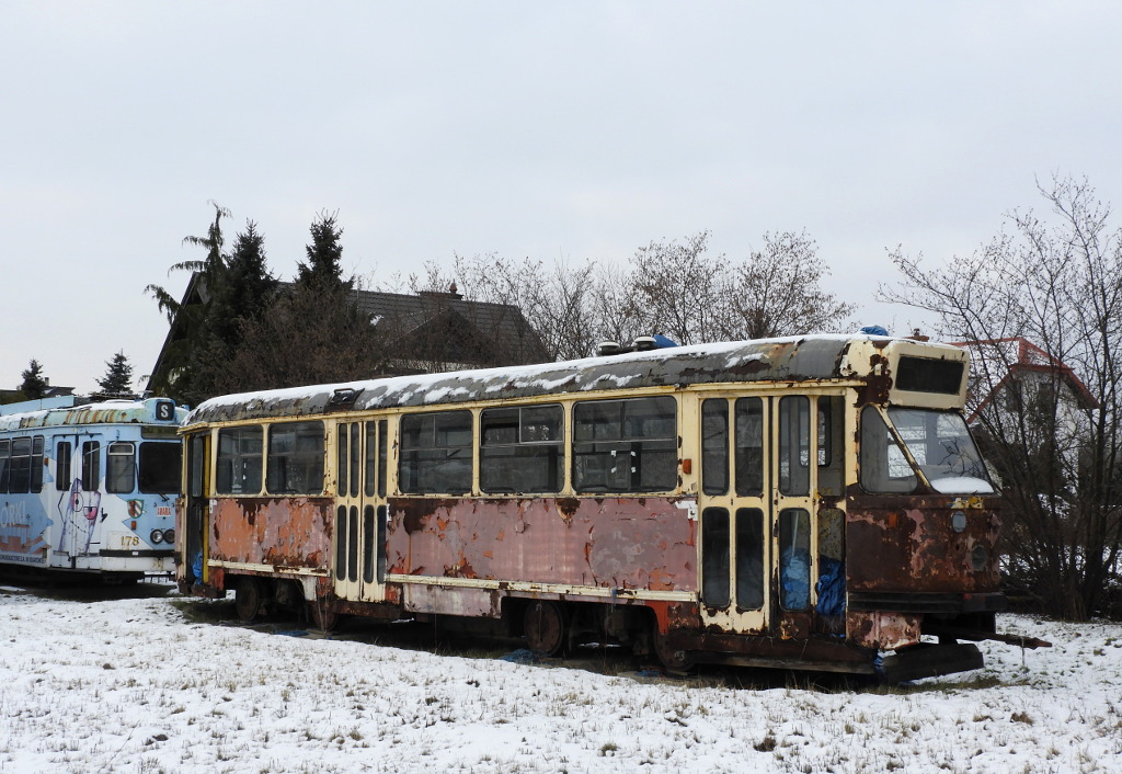 504
Drugi najstarszy wóz 13N stojący na posesji przy ul. Salomejskiej obok torów WKD, gdzie znajduje się kilkanaście wagonów z Warszawy i Krakowa.
Słowa kluczowe: 13N 504 Salomejska