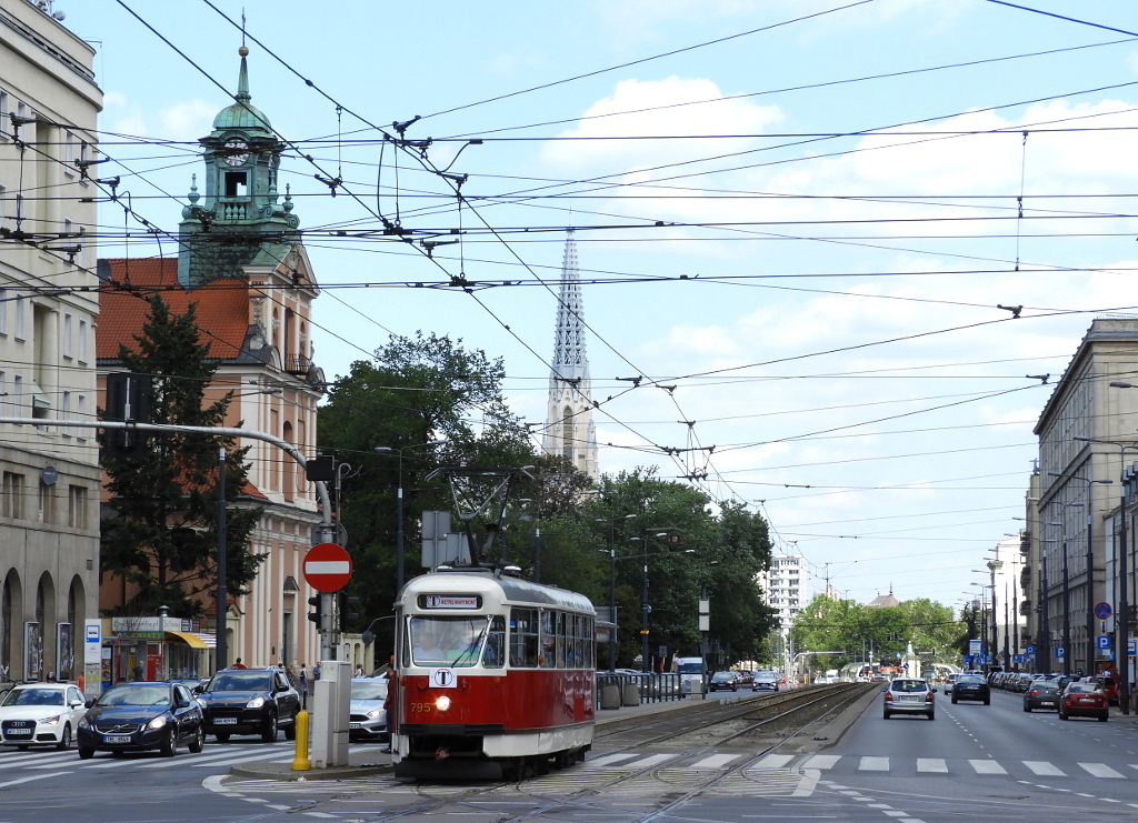 795
W dniu dzisiejszym rozpoczęły kursowanie linie turystyczne T i 100. W tym roku są jednak obsługiwane tylko wagonami szybkobieżnymi z automatycznymi drzwiami, co jest związane z brakiem konduktorów z KMKM.
Słowa kluczowe: 13N 795 T alejaSolidarności