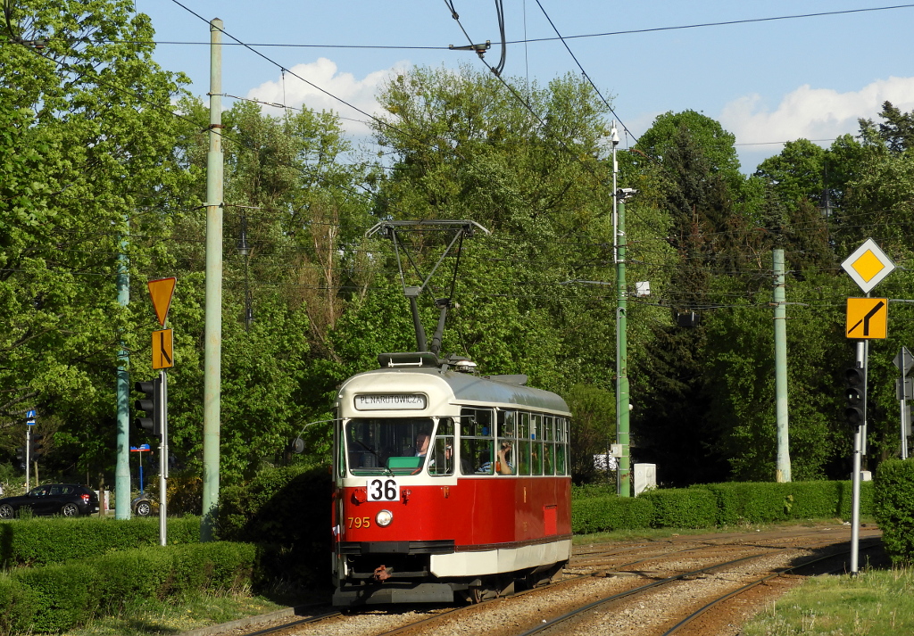 795
W dniu 1 maja br. została uruchomiona nowa linia turystyczna 36. Będzie kursować w weekendy i święta do 15 września na trasie Plac Narutowicza - Metro Marymont.
Słowa kluczowe: 13N 795 36 PlacWilsona