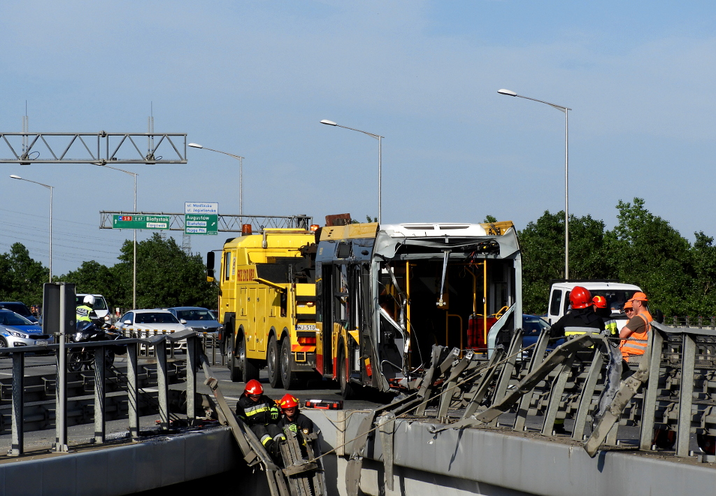 9931
Widok na sekcję B po wciągnięciu na wiadukt.
Słowa kluczowe: SU18IVCNG 9931 186 AlejaArmiiKrajowej wypadek9931