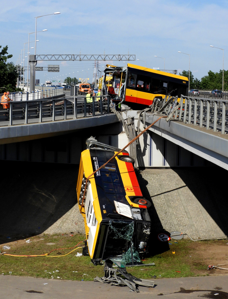 9931
Widok na miejsce zdarzenia po częściowym wciągnięciu sekcji B na wiadukt.
Słowa kluczowe: SU18IVCNG 9931 186 AlejaArmiiKrajowej wypadek9931