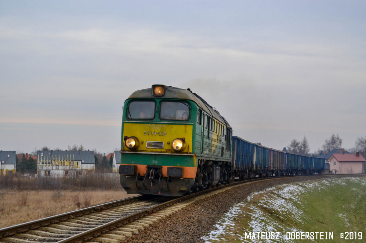 ST44-313
Gagarin z krótkim składem Eaosów zaraz wjedzie na estakadę przebiegającą nad trasą S8 i ul. Lazurową.
Słowa kluczowe: ST44 ST44-313 PKPCargo Eaos WMH BlizneŁaszczyńskiego