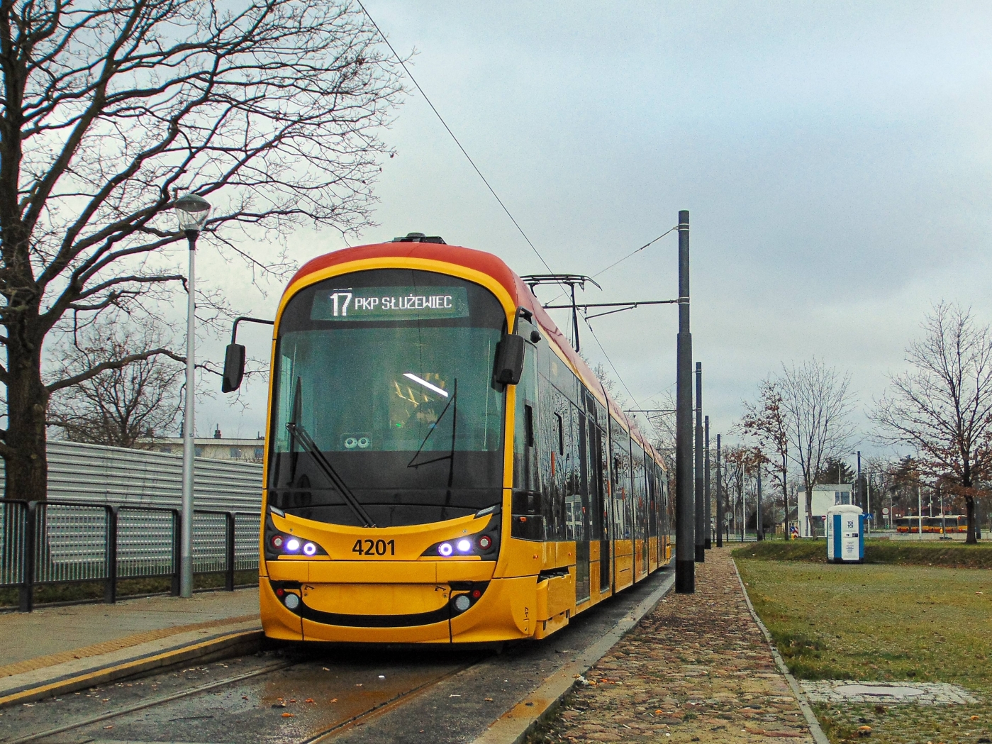 4201
Pierwszy Hyundai Rotem 140N oficjalnie nazwany "Warsolino" kursuje liniowo od 14 grudnia (na stałe na linii 17). I tak wszyscy nazywać go będą Hultajem... 
Podobna aparatura do Jazza
Słowa kluczowe: Hyundai 140N Warsolino 17 Winnica Światowida