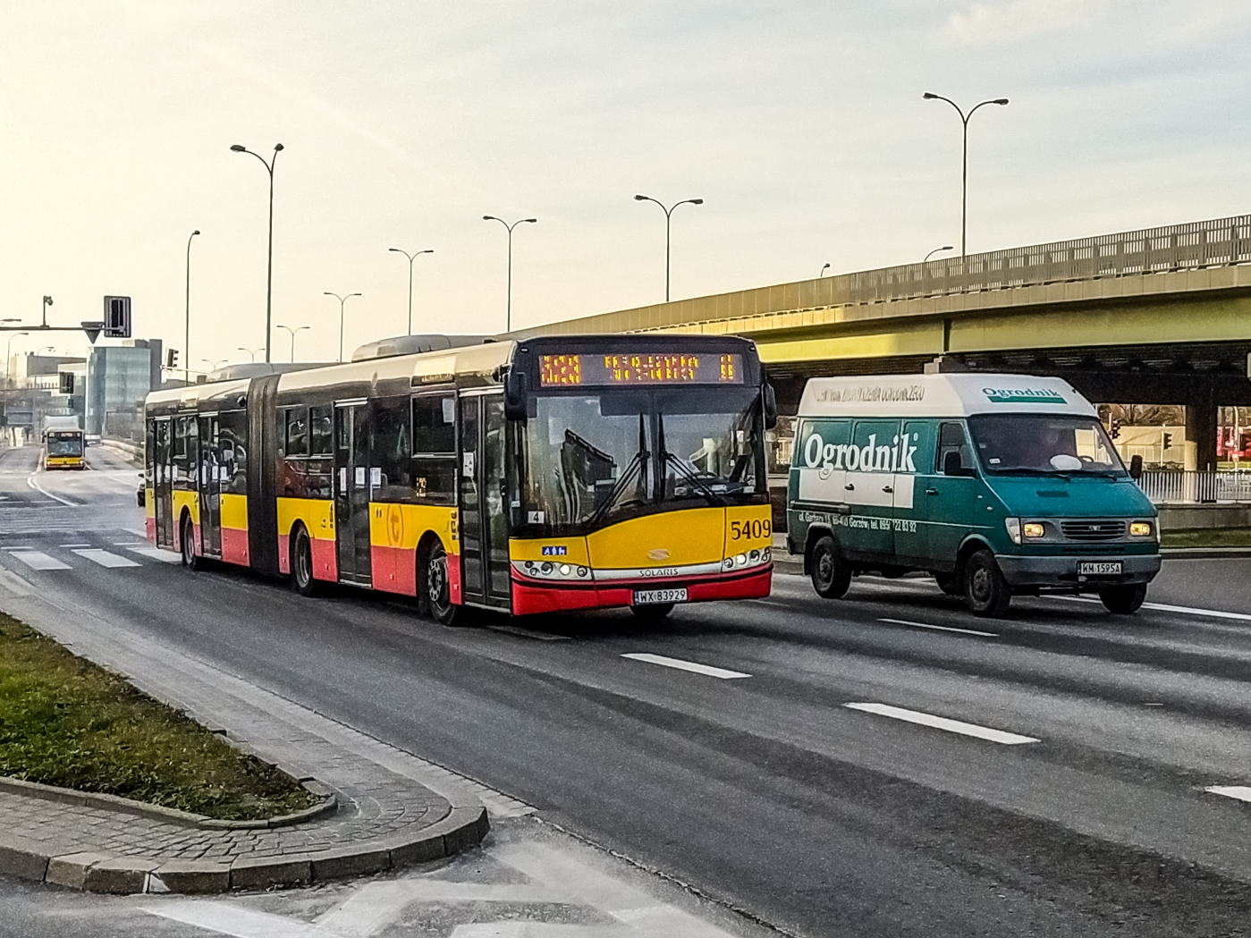 5409
Solaris ze "Stalowej" na nietypowej dla siebie linii w towarzystwie poczciwego Lublina.
Słowa kluczowe: SU18 5409 523 AlejeJerozolimskie