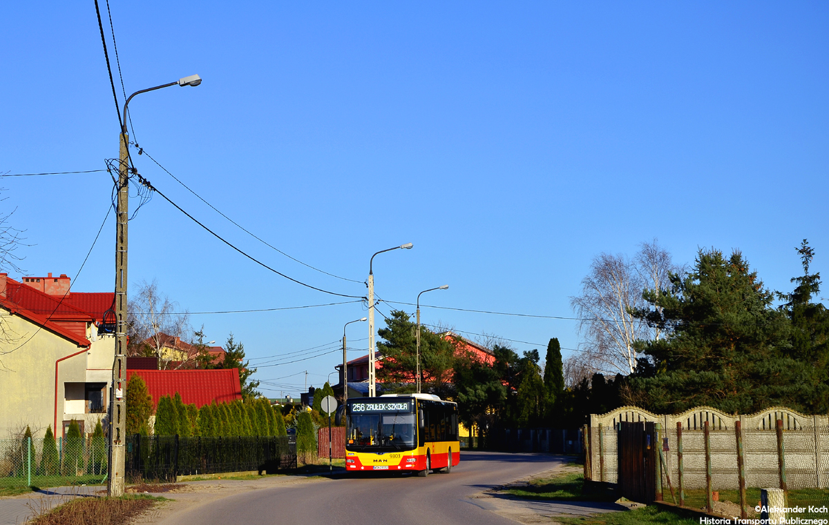 9303
Stały bywalec na linii zwykłej nr "256" przemierza białołęckie rubieże zbliżając się do krańca tuż obok Szkoły Podstawowej nr 112. 
