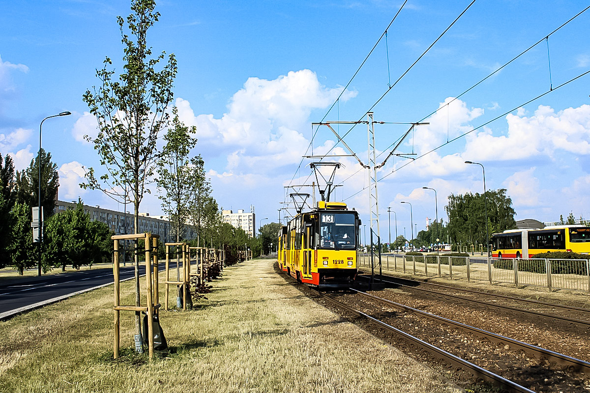 1228+1227
Ostatnio ten wóz zaczął się w ruchu liniowym pojawiać lecz tylko na brygadach szczytowych, gdzie przeważnie robi za naukę jazdy
Słowa kluczowe: 1228 105Na 13